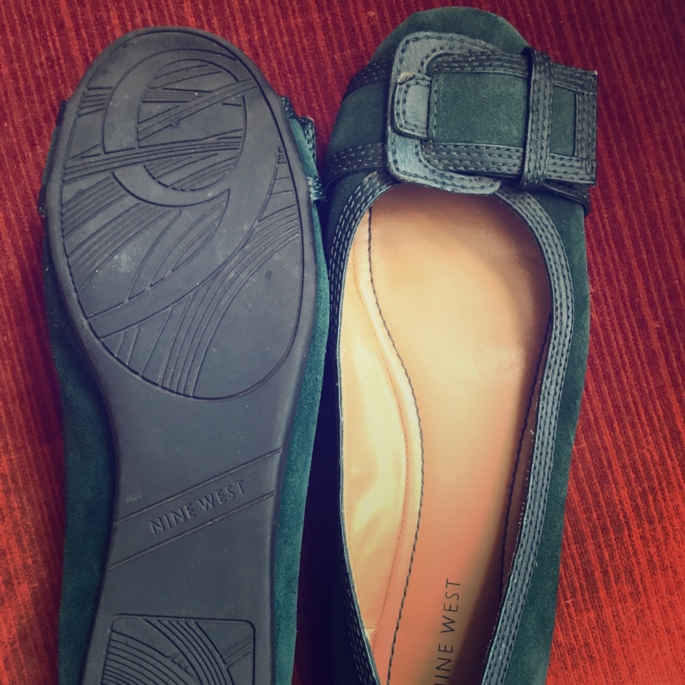Classic green suede nicely trimmed flats